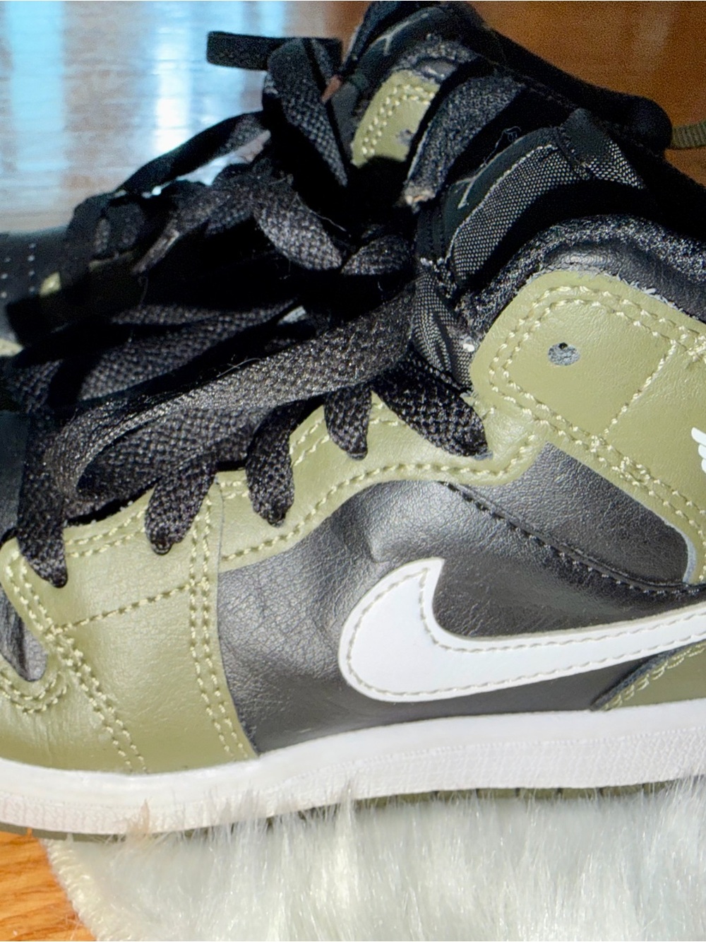 Nike Air Jordan 1 Mid Olive Black White Kids Size 13.5C - Picture 6 of 9